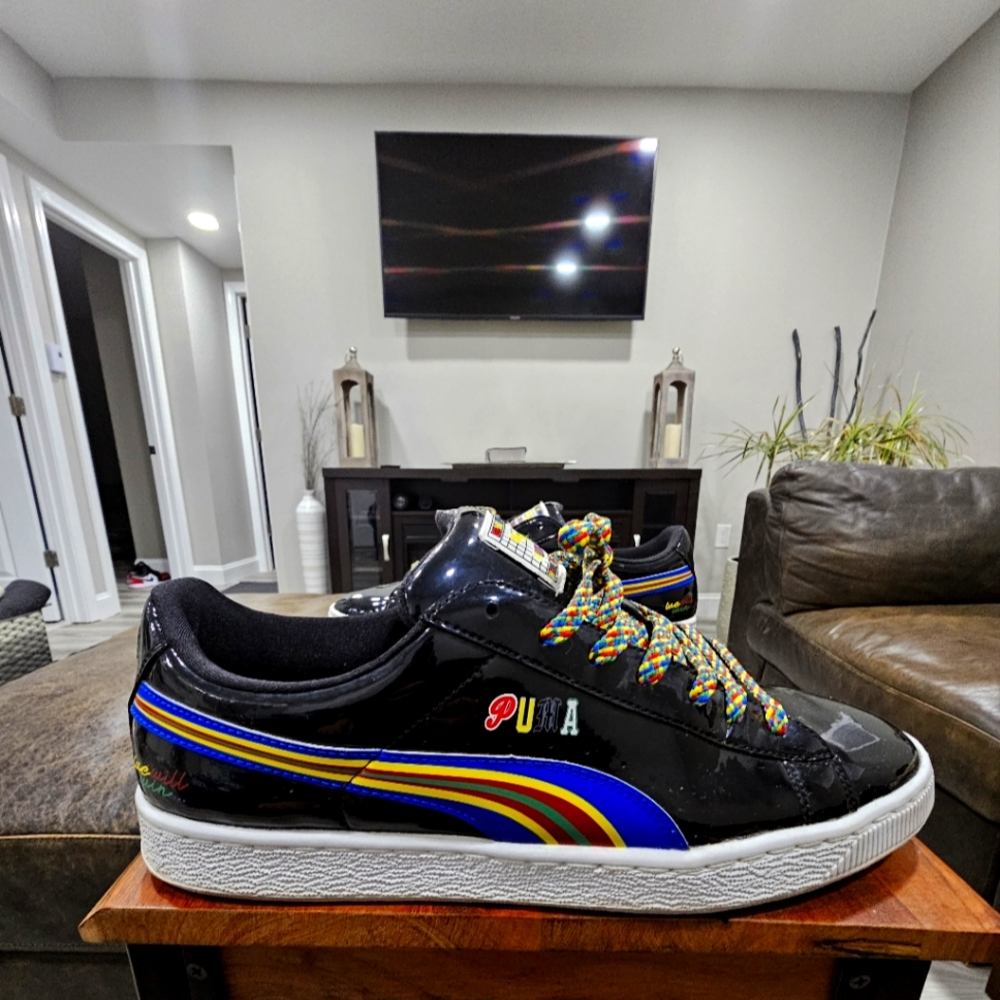 Low top puma sneakers